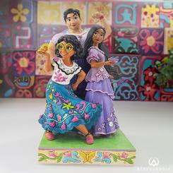 Descubre la vibrante esencia de la vida y los dones que cada uno posee con la figura de Mirabel, Louisa e Isabella. Esta especial figura presenta a las tres hermanas de la exitosa película de Disney, Encanto