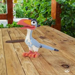 Decora tu espacio con la encantadora figura de Zazu del Rey León, creada en resina con exquisito detalle. Esta pieza, diseñada por el galardonado artista y escultor Jim Shore para Disney Traditions,