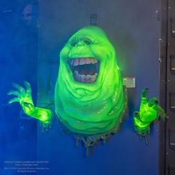 Adorna tu hogar con la espectacular Placa Mural Wall Slimer de Ghostbusters. Este producto oficial licenciado de Ghostbusters es la adición perfecta para cualquier fanático de la icónica película.