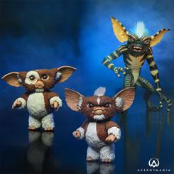 ¡Revive la magia y el terror de los Gremlins con el Box Set de Aniversario "Evolution of a Gremlin" de NECA! En celebración del clásico de 1984, este conjunto de figuras de acción te permite experimentar la transformación de un Mogwai 