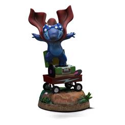 Esta encantadora estatua de Stitch en la lavandería, a escala 1/10, captura al travieso alienígena en uno de sus momentos más adorables. Con unas dimensiones de aproximadamente 19 cm de alto