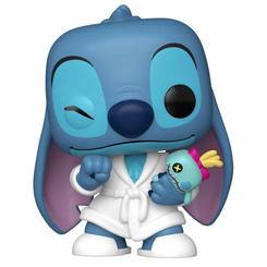 Brilla en tu estantería con la Figura POP Disney Lilo & Stitch – Stitch in Robe: un Funko POP de vinilo que retrata a Stitch en albornoz con su inseparable Scrump, listo para aportar buen humor a cualquier colección. 