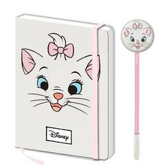 Pack compuesto por un bolígrafo y cuaderno, presentado en una caja de regalo de Marie. El Cuaderno de 100 páginas con cierre de banda elástica el complemento perfecto para fans de Los Aristogatos.