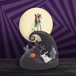 Revive la magia oscura y encantadora de Halloween Town con esta espectacular luz diorama de Pesadilla antes de Navidad, una pieza de colección que captura el momento más icónico de la película de Tim Burton.