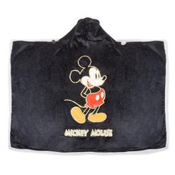 Abrígate para una noche de películas y series con esta adorable manta con capucha de Mickey Mouse de Disney. Diseñada en un cómodo y amplio tejido de forro polar negro y blanco