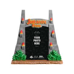 Imagina revivir la emoción de la icónica entrada al parque jurásico cada vez que miras una fotografía especial. El Marco de Fotos 3D Jurassic Park Puertas de Entrada al Parque es mucho más que un simple marco; es una pieza de colección