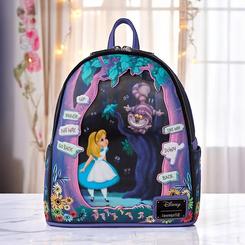 Déjate llevar por la magia del País de las Maravillas con esta encantadora mochila Loungefly de Alicia, una pieza que captura la esencia del clásico de Disney en cada detalle. 