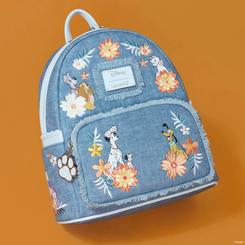 Celebra a los peludos más adorables del universo Disney con esta encantadora mochila Disney Dogs & Cats Floral Faux Denim Fringe de Loungefly. Con un tamaño aproximado de 26,67 × 22,86 × 11,43 cm