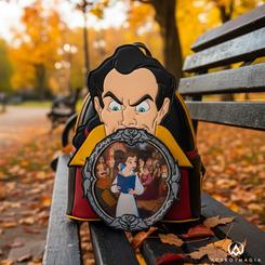 El porte desafiante de Gaston cobra protagonismo en la Mochila Villanos Escena Gaston de La Bella y la Bestia Disney Loungefly, con dimensiones de 22,5 × 26,25 × 11,25 cm