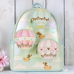 El cielo de Disney cobra vida con esta mini mochila “Hot Air Balloon” de Mickey & Friends de Loungefly, diseñada en cuero vegano nacarado que cambia de tono según la luz y decorada con tres bolsillos frontales 