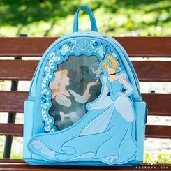 ¡Prepárate para agregar un toque de cuento de hadas a tu estilo con la Mini Mochila La Cenicienta (Escenas) de LOUNGEFLY! Con un diseño encantador que presenta las escenas más icónicas de la película de Disney