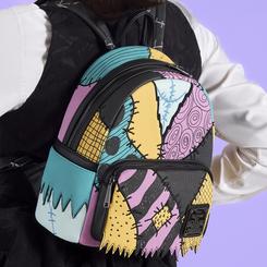 Parche sobre parche, costura tras costura: la Mochila Sally – Pesadilla Antes de Navidad de Disney Loungefly trae a tu rutina el encanto remendado del personaje con un diseño lleno de color y relieves 