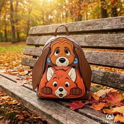 Descubre la aventura cotidiana con la encantadora mochila Tod y Toby Disney Loungefly, diseñada para llevar tu estilo a otro nivel gracias a su cuidado acabado en imitación piel y sus detalles 