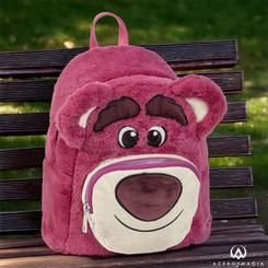 Lleva la magia de Toy Story contigo con la mochila casual de Lotso. Con unas dimensiones de 22 x 25,5 x 11,4 cm, esta mochila es perfecta para llevar tus pertenencias de manera cómoda y estilosa.