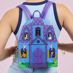 Una aventura llena de misterio y estilo cobra vida con esta mochila Haunted Mansion Scooby-Doo de Loungefly. Con un diseño único que reproduce una espeluznante mansión encantada