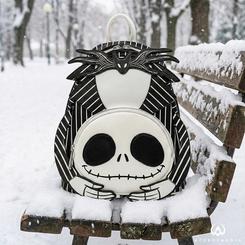 Inspirada en el icónico personaje de Pesadilla antes de Navidad, esta entrañable mochila de Jack Skellington combina estilo y nostalgia en una pieza única. Confeccionada en una cuidada mezcla de poliéster y cuero PU