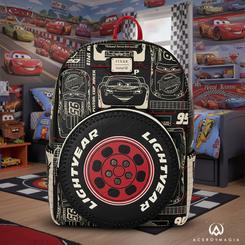 Potencia de circuito para tu día a día: la Mochila McQueen – Disney·Pixar by Loungefly eleva el look con un bolsillo frontal en forma de rueda Lightyear con remaches metálicos moldeados,
