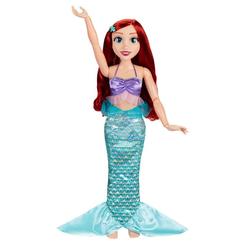La magia submarina de Ariel se hace realidad con esta muñeca de 80 cm de altura, articulada en hombros, codos y muñecas para recrear gráciles poses, luciendo su cola de sirena en tejido satinado con escamas holográficas