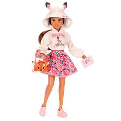 La muñeca Fashion Doll Bambi de la colección Disney ily 4Ever combina estilo y ternura con su sudadera marfil, capucha con orejas de cervatillo y falda de estampado floral que rinde homenaje al entrañable personaje. 
