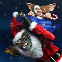 Explora el vibrante universo de "Gremlins" con este emocionante pack de 2 figuras: Santa Stripe y Gizmo. Cada figura, con una altura aproximada de 18 cm, te llevará de vuelta a las hilarantes y peligrosas aventuras de estas criaturas traviesas.