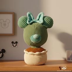 Un toque de magia y frescura invade cualquier rincón con este peluche de 20 cm que recrea a Minnie convertida en adorable planta, confeccionado en suave tejido de pana y materiales hipoalergénicos 