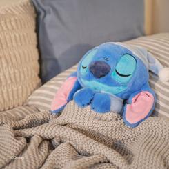 Abrazo nocturno que calma de verdad: el Peluche Stitch Dormilón Disney (31 cm) está pensado para convertir la rutina de ir a la cama en un momento tierno y tranquilo, con un diseño suave al tacto y funciones relajantes 