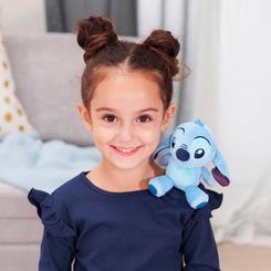 Lleva contigo la magia de la película con este adorable peluche hombro de Stitch, un compañero de 12 cm que se abraza fácilmente a tu ropa gracias a un ingenioso sistema de imán oculto.
