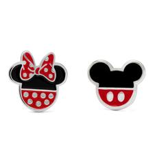 Estilo icónico en formato mini: los Pendientes Mickey y Minnie (Disney) mezclan latón plateado con relleno de esmalte de alta definición para perfilar las siluetas clásicas: Minnie con su lazo rojo de lunares y Mickey