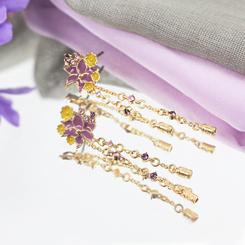 Añade un toque de aventura y fantasía a tu estilo con estas deslumbrantes pendientes de Rapunzel. Diseñados con delicados motivos florales, capturan a la perfección el espíritu libre y soñador de la princesa.