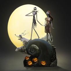 La estatua Deluxe de Jack y Sally de la película "Pesadilla antes de Navidad" captura la esencia única de esta icónica pareja en una pieza llena de detalles excepcionales. 