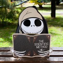 Incorpora un toque de magia nocturna a tu estilo con la mochila mini Bedtime Jack with Scientific Method Cosplay de Loungefly, inspirada en Pesadilla antes de Navidad. 