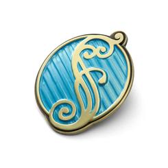 Muestra tu orgullo universitario con este exclusivo pin coleccionable de la Universidad de Shiz, inspirado en el mundo de Wicked. Este pin, fabricado en aleación de zinc, destaca por su diseño detallado 