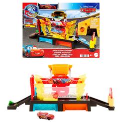 Rayo McQueen acelera hacia una limpieza supersónica en el túnel de lavado con cambio de color de Disney·Pixar Cars, un set interactivo de 50,8 cm de largo que incluye su coche de juguete capaz de transformarse