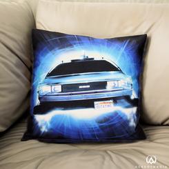 Revive la magia de "Regreso al futuro" con el cojín Delorean Roads. Con licencia oficial y un tamaño de 45 x 45 cm, este cojín es el complemento perfecto para cualquier espacio. 