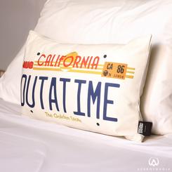 Disfruta de la comodidad y el estilo retro con el cojín "Out a Time" de Regreso al Futuro. Con un tamaño de 50 x 30 cm, este cojín de poliéster ofrece un toque nostálgico a cualquier espacio. 