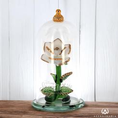 Un destello de encanto atemporal se revela debajo de la cúpula de cristal que protege la delicada rosa inspirada en Blancanieves, una pieza de 11 cm de altura y 6 cm de diámetro que combina el verde de su tallo
