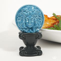 El set de salero y pimentero de Madame Leota aporta un toque misterioso y encantador a tu mesa, inspirado en la icónica médium de The Haunted Mansion. Este conjunto de cerámica esculpida recrea la magia