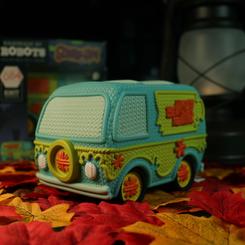 ¡La famosa Mystery Machine llega a tus manos con una figura de vinilo impresionante! Esta minifigura de 13 cm de altura es una versión fresca y única de las figuras coleccionables de vinilo. 