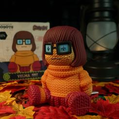 Figura Velma de Scooby-Doo de 13 cm de altura es una versión fresca y única de las figuras coleccionables de vinilo. Diseñada, moldeada y pintada para parecer un juguete tejido a mano suave