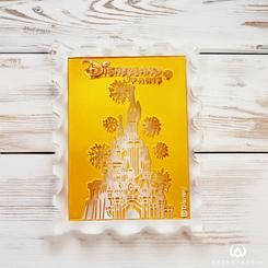 La elegancia se une a la fantasía en esta exclusiva pieza de cristal que rinde homenaje al icónico Castillo de la Bella Durmiente de Disneyland Paris. Este Disneyland Paris Castle Stamp