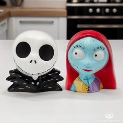 Celebra la magia oscura y encantadora de Halloween con el set de salero y pimentero Jack & Sally, una adorable adición a tu mesa o colección. Confeccionados con cerámica 100%