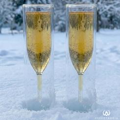 La elegancia cobra vida en este exclusivo set de dos copas de champán de doble pared Disneyland Paris, una pieza que transforma cualquier celebración en un momento de auténtico encanto. 