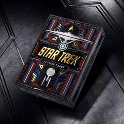 Explora las estrellas con la baraja de cartas *Star Trek* Dark Version. Esta colección de 52 naipes de primera calidad es perfecta para tus partidas de póquer y otros juegos de cartas. 
