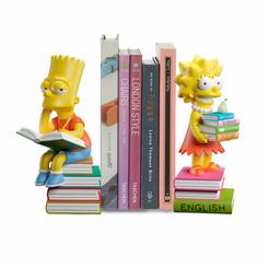 Organiza tus libros con estilo y un toque de humor con estos sujetalibros de "The Simpsons", inspirados en los icónicos hermanos Simpson. Por un lado, Bart Simpson aparece sentado sobre una pila de libros