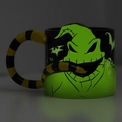 Un diseño que brilla con actitud propia y un guiño travieso al universo de Tim Burton: esta taza de Oogie Boogie de Pesadilla antes de Navidad es puro espectáculo. Con un acabado negro brillante