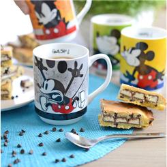 Estas encantadoras tazas apilables de Mickey Mouse son perfectas para alegrar tus momentos de café. Con una capacidad de 350 ml cada una, el set incluye cuatro tazas vibrantes que destacan por sus diseños