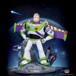 ¡Hasta el infinito y más allá! Buzz Lightyear regresa en forma épica con esta majestuosa estatua de la línea Master Craft de Beast Kingdom, una obra de colección que rinde homenaje al guardián espacial más valiente del universo Toy Story. 