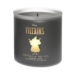 La audacia inconfundible de Disney Villains Cruella de Vil se refleja con fuerza en esta vela perfumada que destaca por su diseño elegante y su carácter sofisticado. 