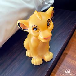 Imagina iluminar tu espacio con la majestuosidad de Simba, el valiente león de "El Rey León", con esta increíble lámpara 3D. Con una altura de 17,5 cm, esta pieza no solo iluminará tu habitació