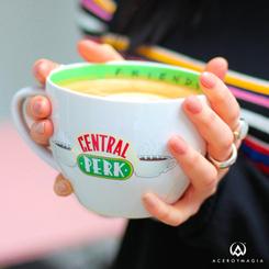 Taza oficial de Warner con el motivo del famoso café de la serie Friends El Central Perk, revive las aventuras de Rachel Green, Phoebe Buffay, Chandler Bing, Joey Tribbiani, Ross Geller, y Monica Geller.